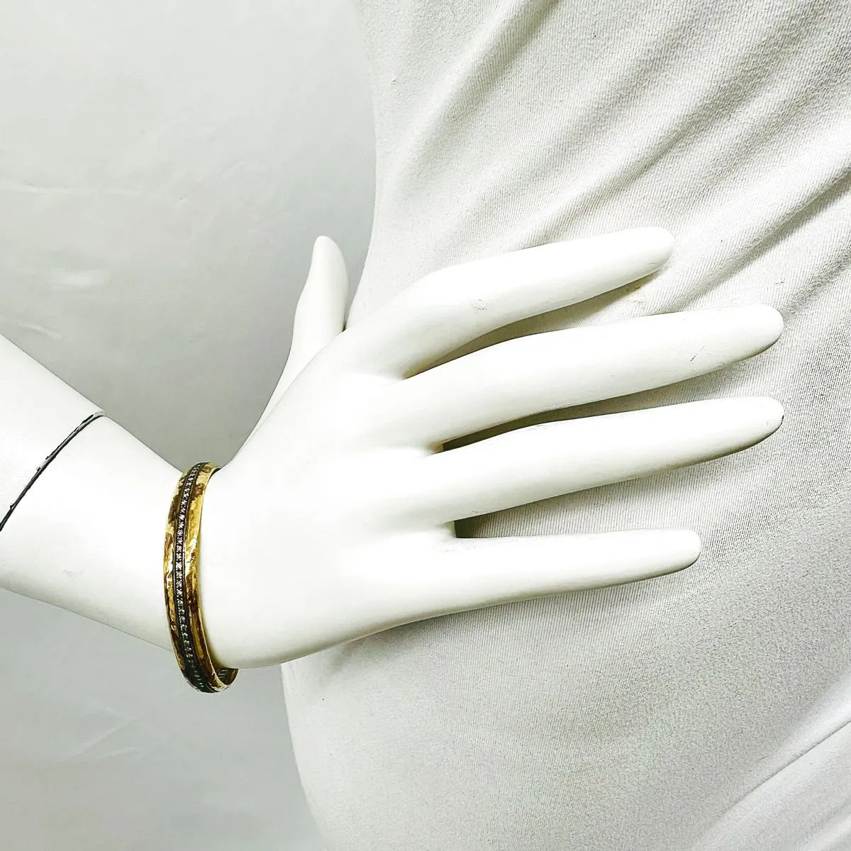 18K Vintage Gold Bangle Bracelet with Diamond