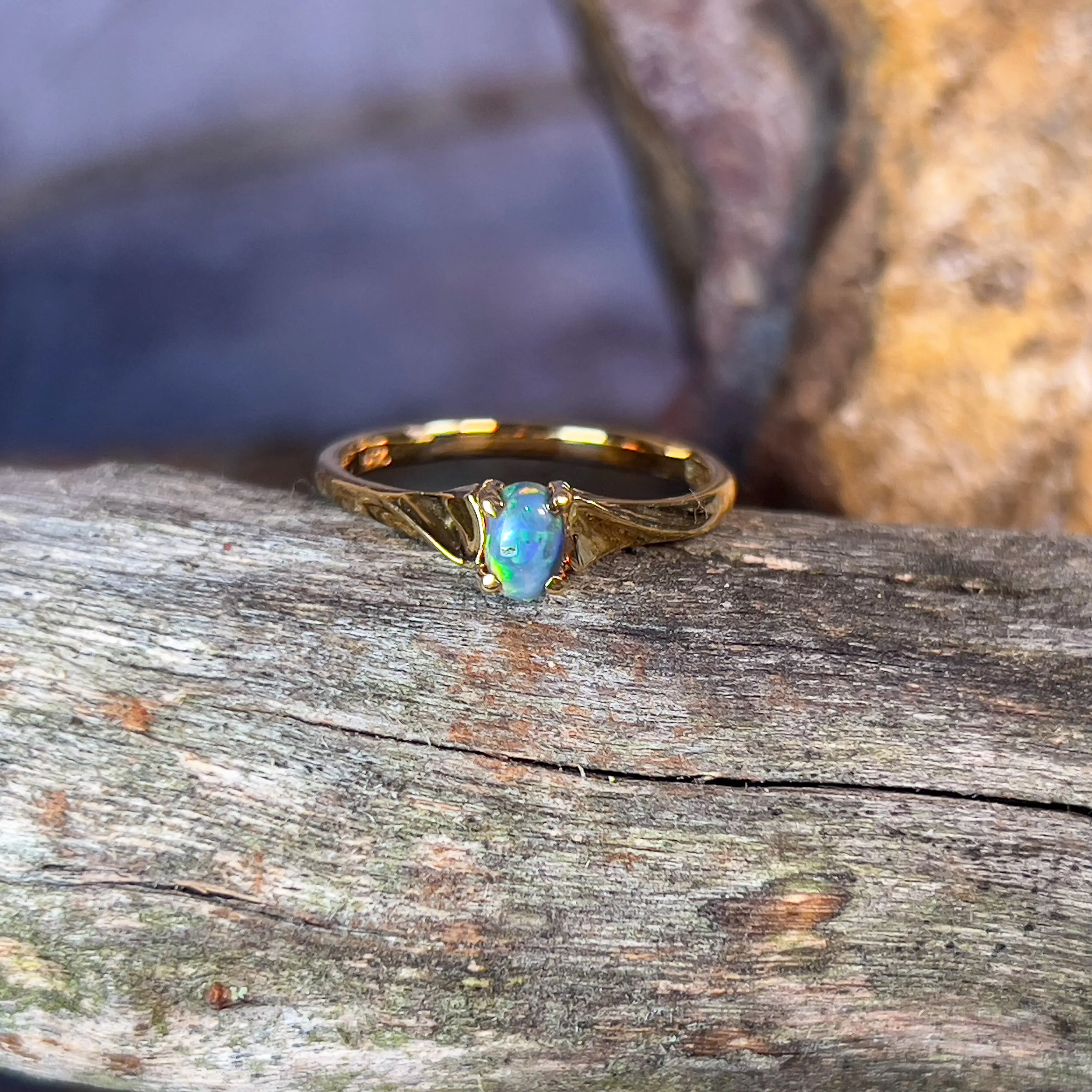 18kt Yellow Gold Black Opal 0.2ct ring solitaire