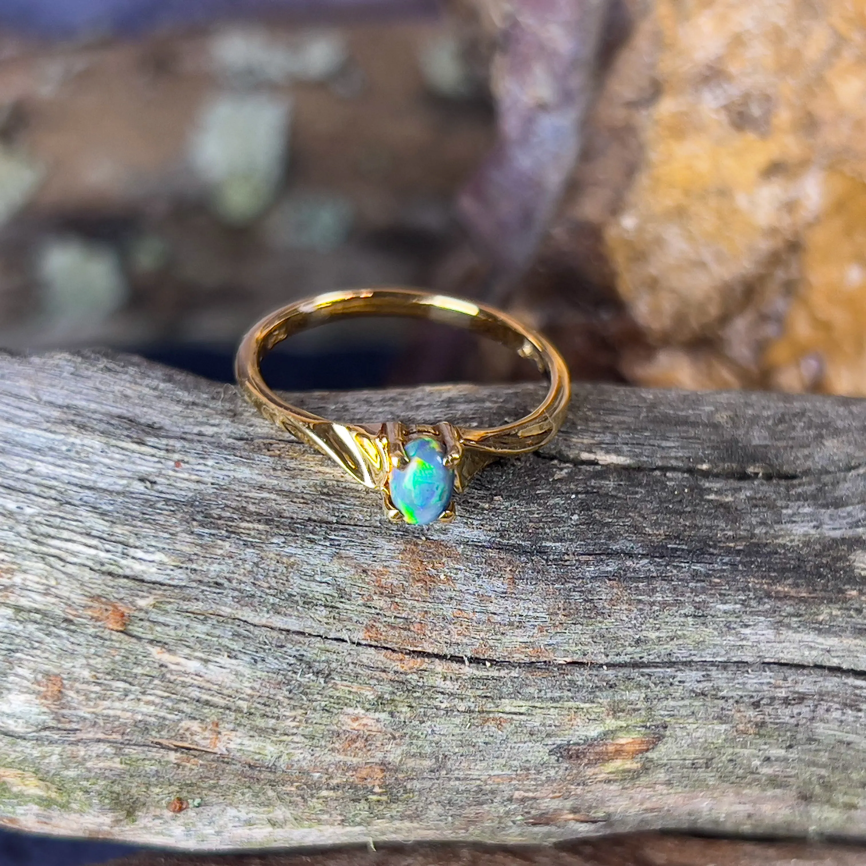 18kt Yellow Gold Black Opal 0.2ct ring solitaire