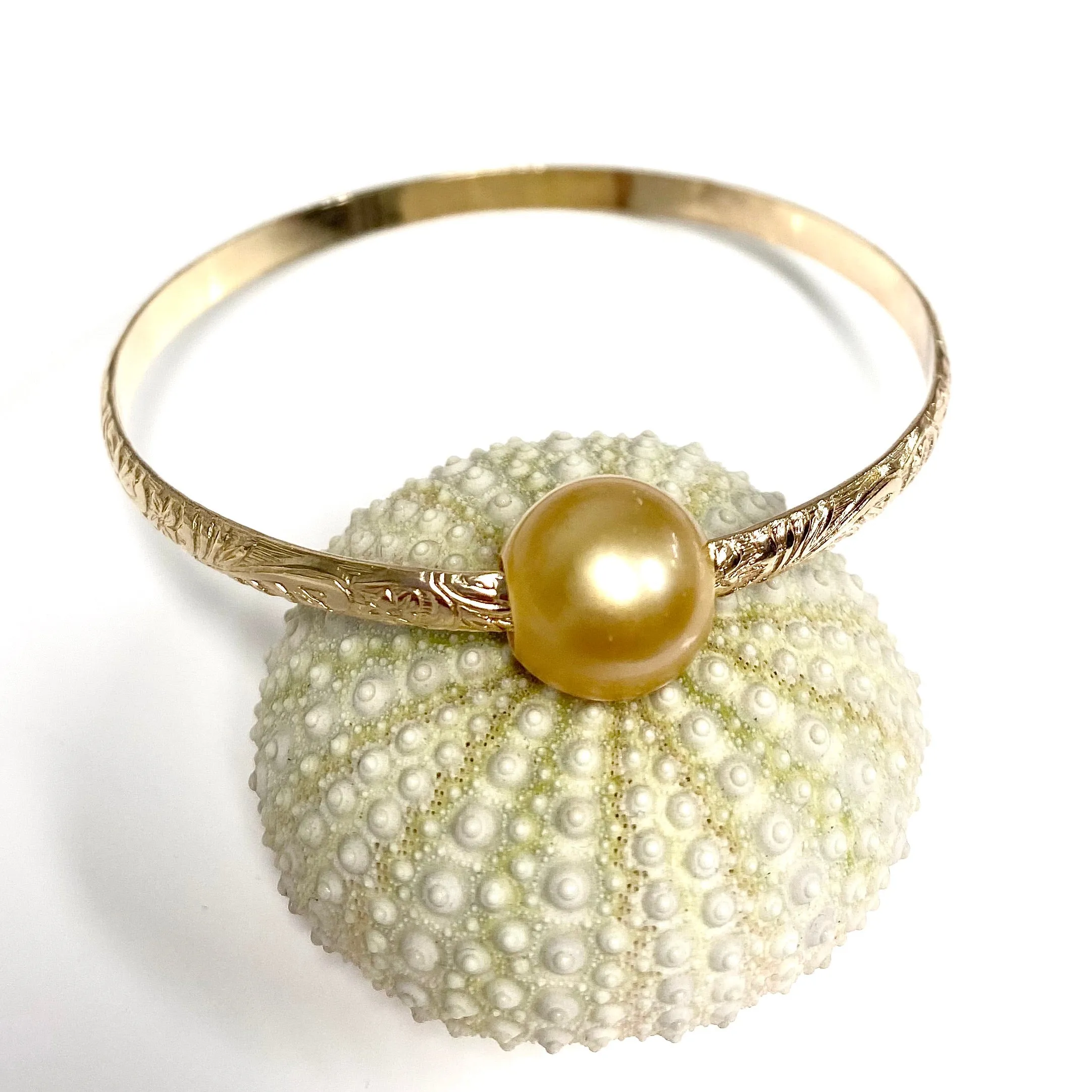 Bangle ALII - gold south sea pearl (B448)