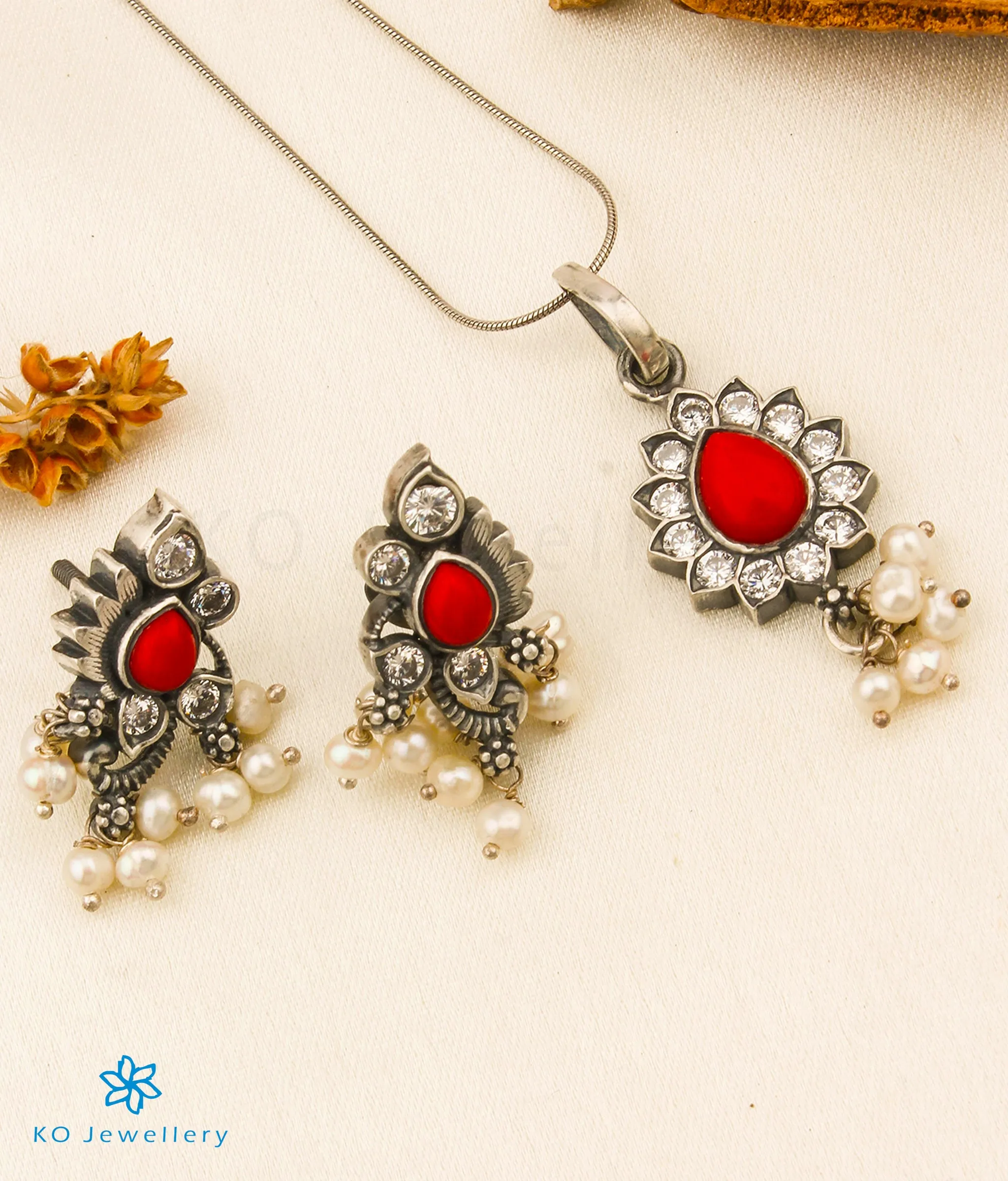 The Aarushi Silver Kemp Pendant Set (Oxidised/Coral)